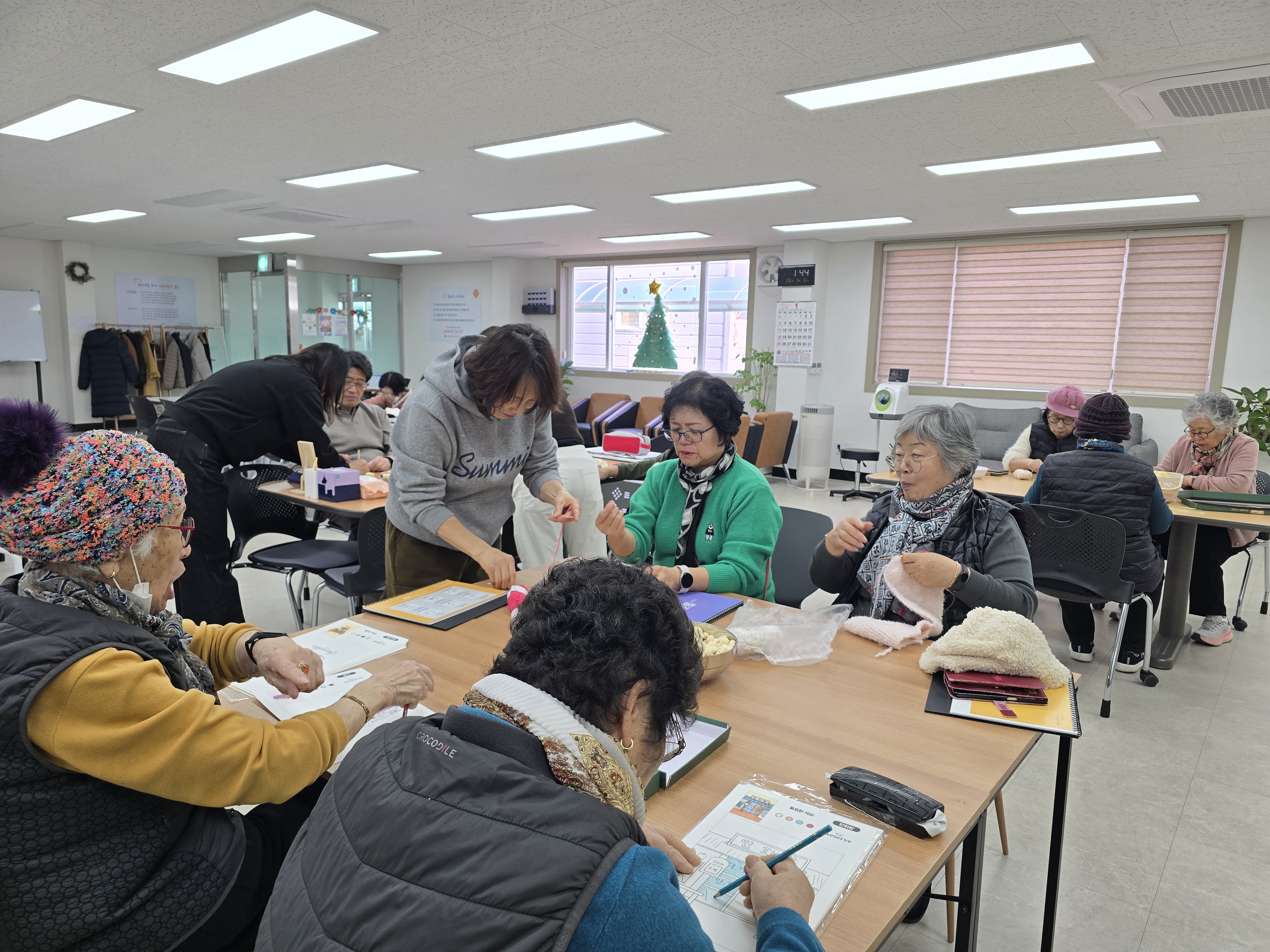 쉼마루는 지금 ‘한 코 한 코’ 사랑이 피어나는 중! 사랑의 뜨개질 살롱