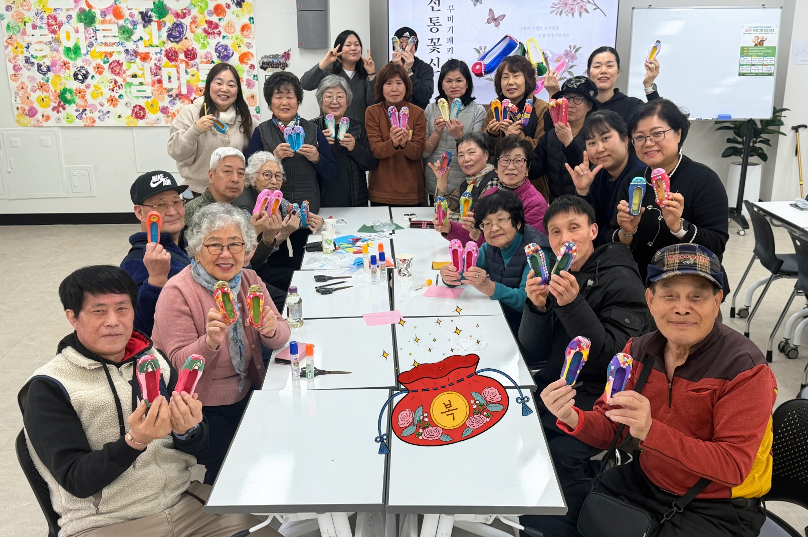 [농아인어르신 쉼마루] 꽃신에 담은 고운 추억, 전통 꽃신 만들기