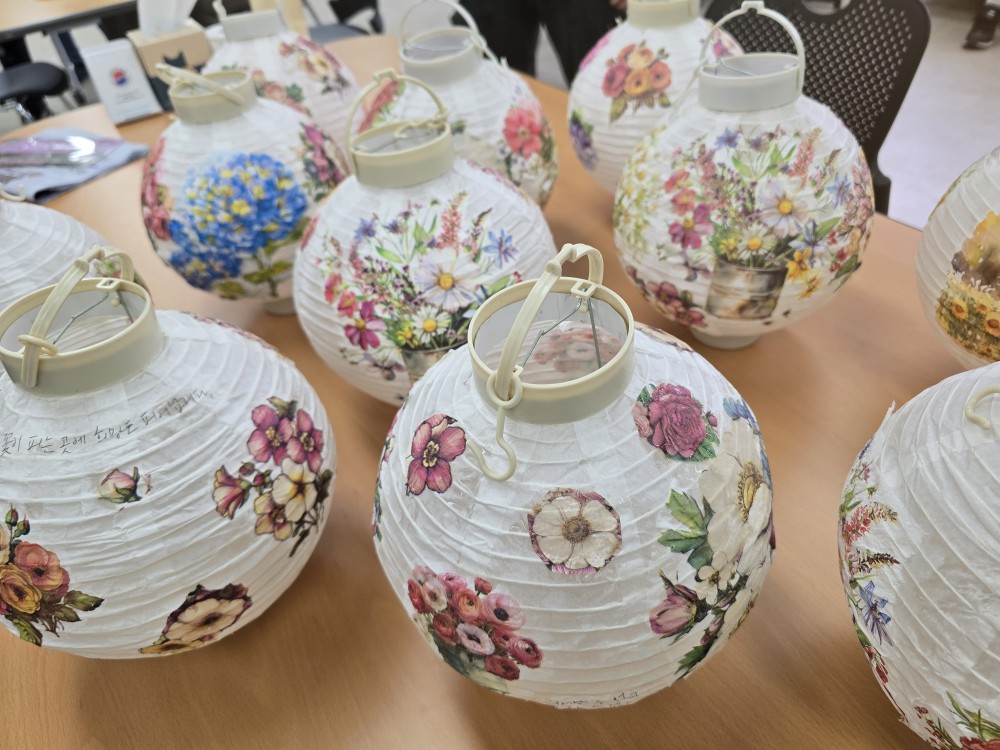 [농아인어르신 쉼마루] 한 조각의 냅킨으로 만드는 따스한 위로, '나만의 등불' 만들기